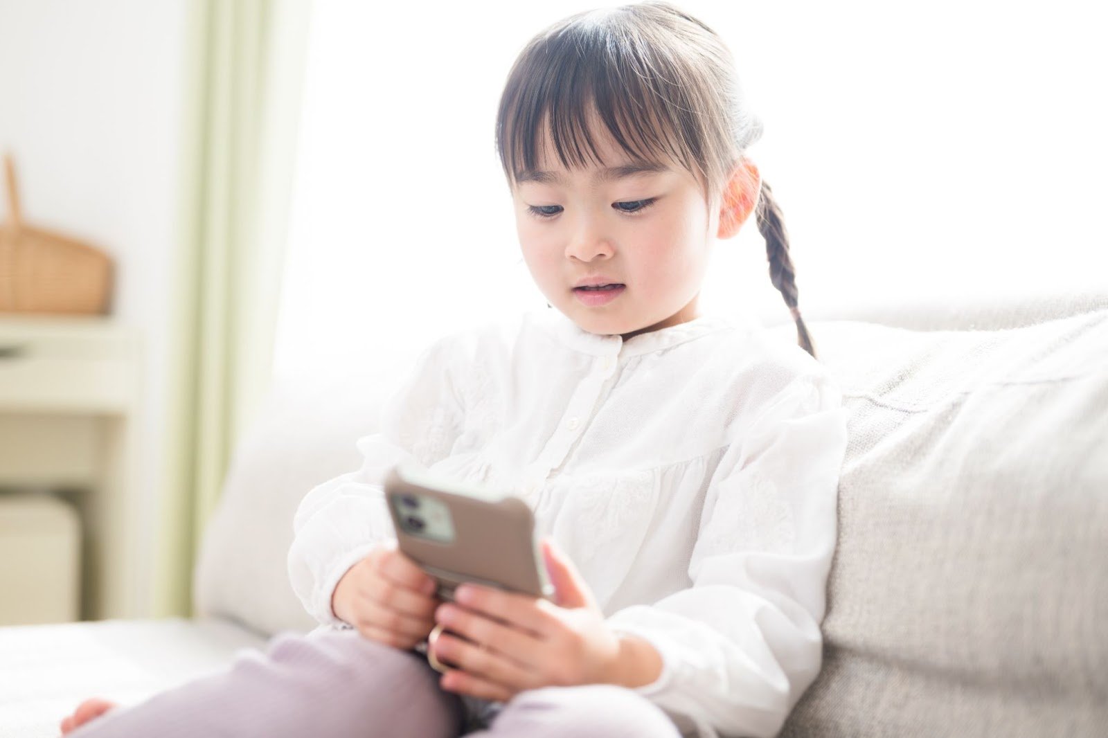 Bahaya HP untuk Anak: Dampak Negatif dan Cara Mencegahnya