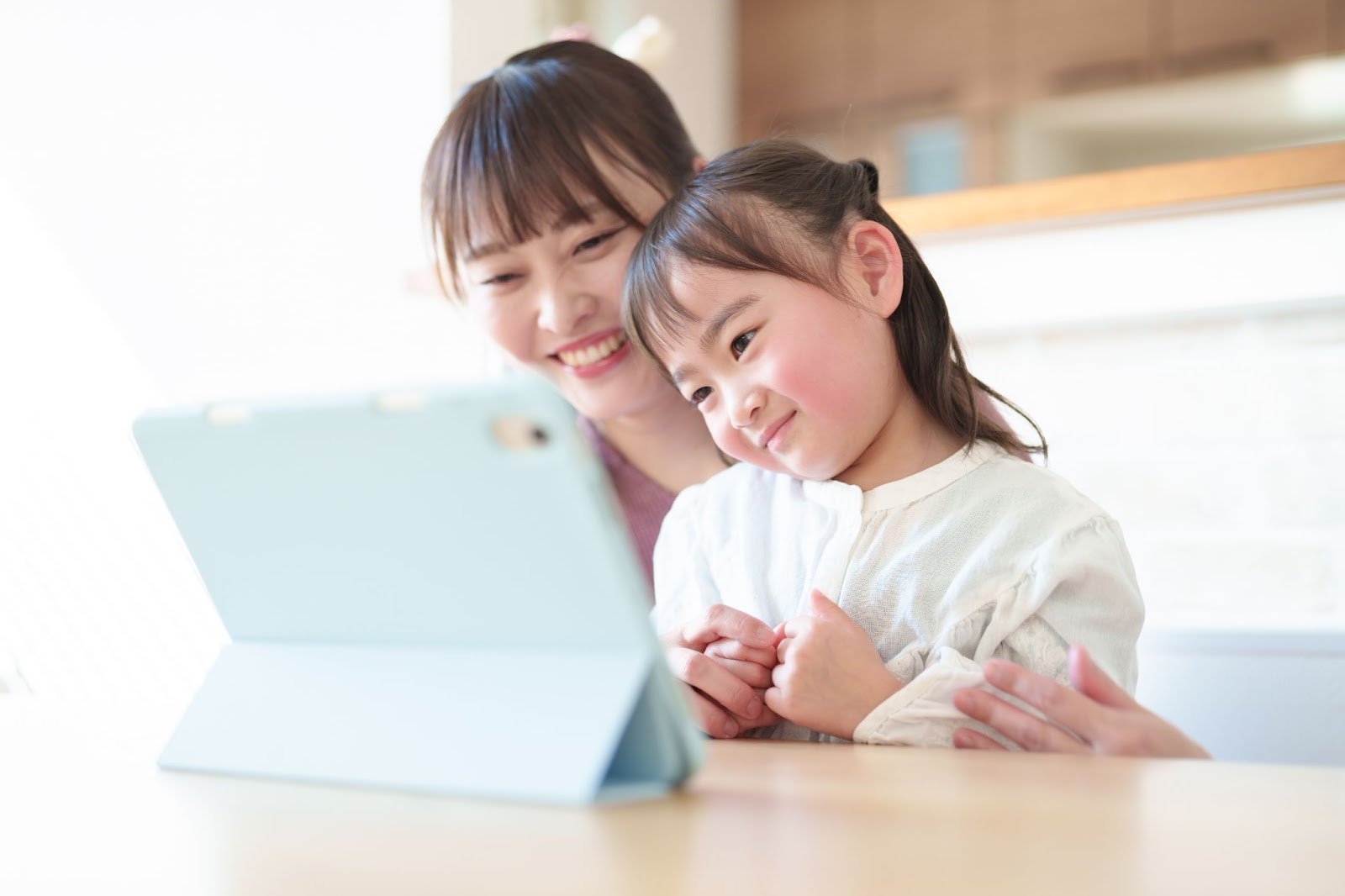 Pengaruh Penggunaan Gadget bagi Perkembangan Si Kecil