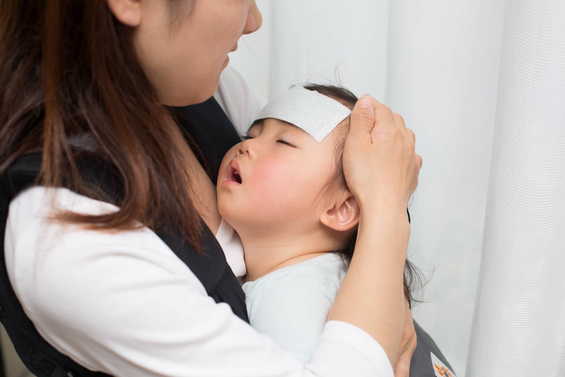 Badan Si Kecil Panas tapi Kaki Dingin? Ini Penjelasannya!