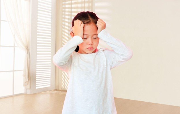Si Kecil Sering Pegang Kepala dan Terlihat Lemas