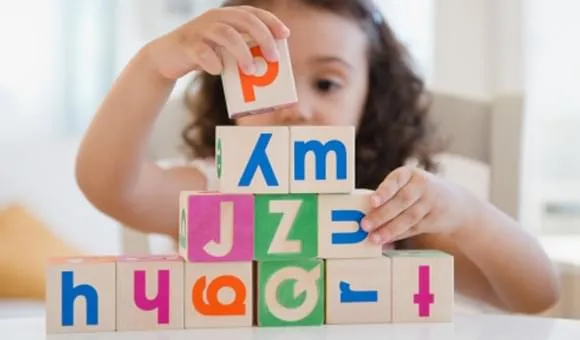 Cara Mendorong Si Kecil Belajar Huruf Abjad Sambil Bermain
