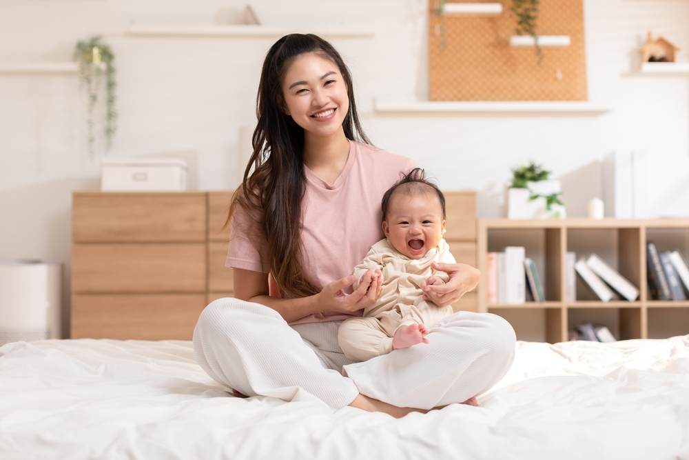 Panduan Lengkap Tahap Perkembangan Bayi 0-12 Bulan: Stimulasi Optimal Si Kecil