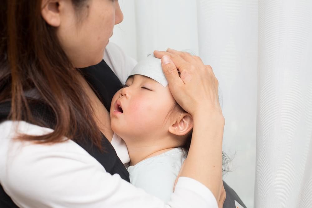 Cara Mengatasi Bayi Demam Setelah Imunisasi