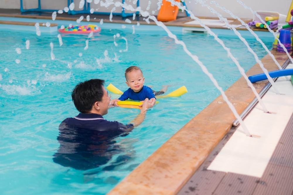 Cara Mengajarkan Si Kecil Berenang Sejak Dini
