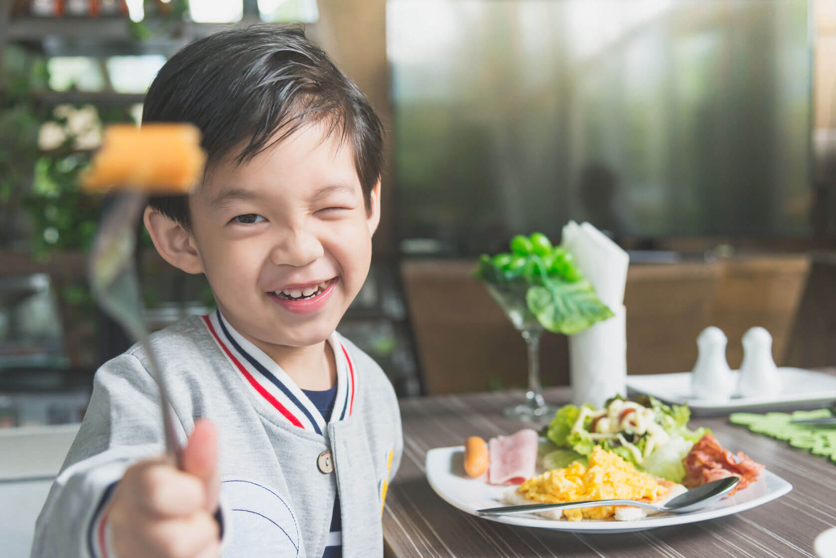 Cara Melatih Anak Makan Sendiri