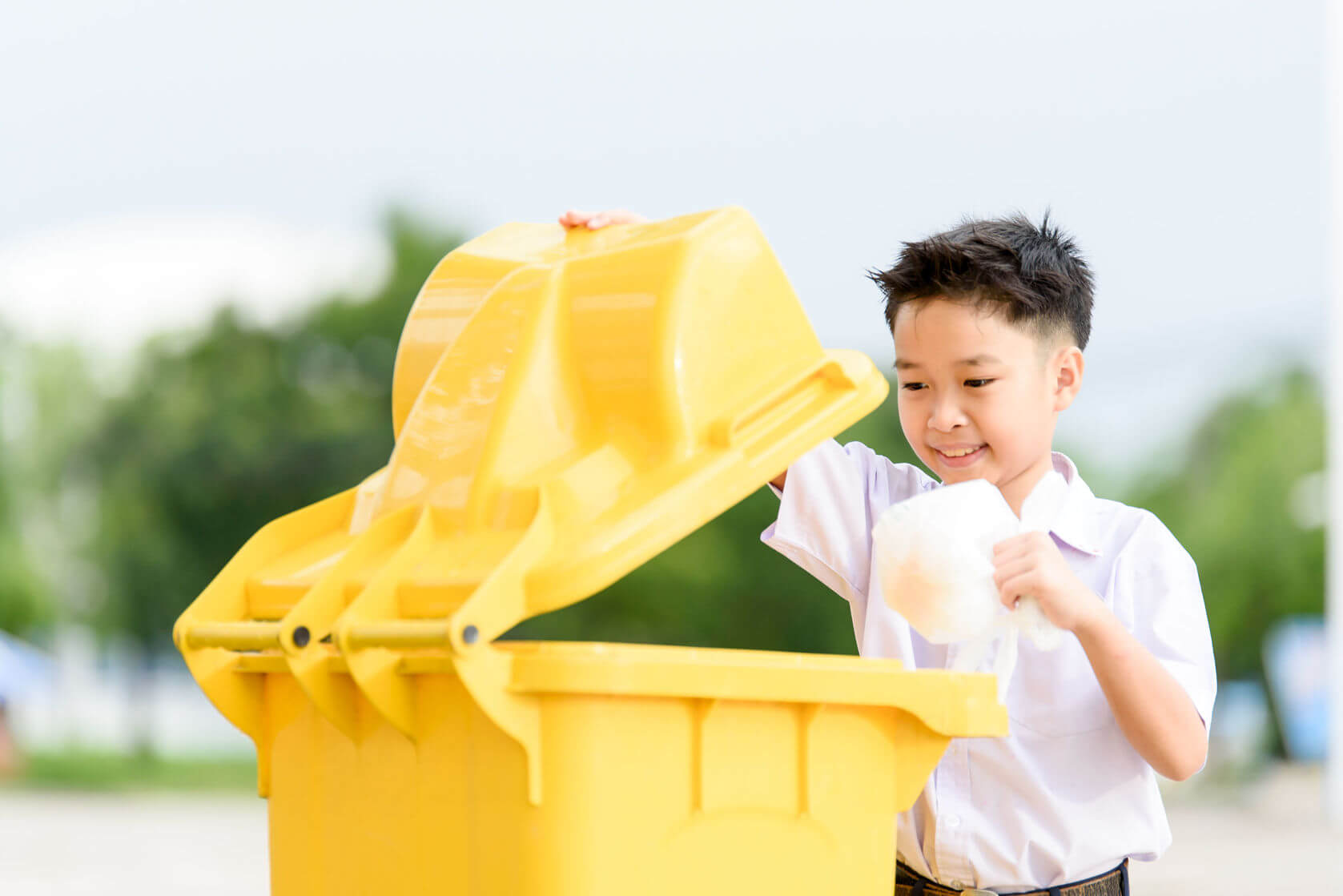 Cara Mengajari Anak Mengurangi Penggunaan Kantong Plastik