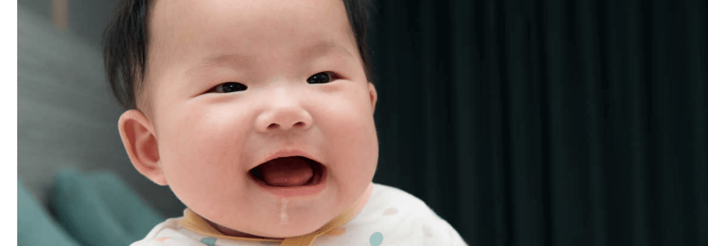 Perbedaan Muntah dan Gumoh pada Bayi serta Cara Mengatasinya