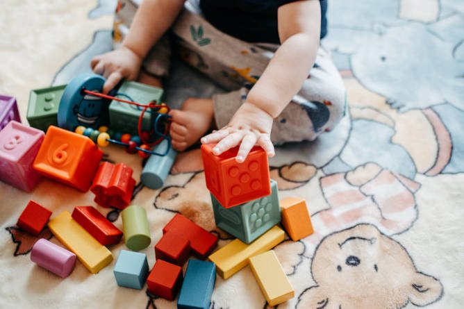 5 Rekomendasi Mainan Anak 1 Tahun untuk Dukung Kecerdasan